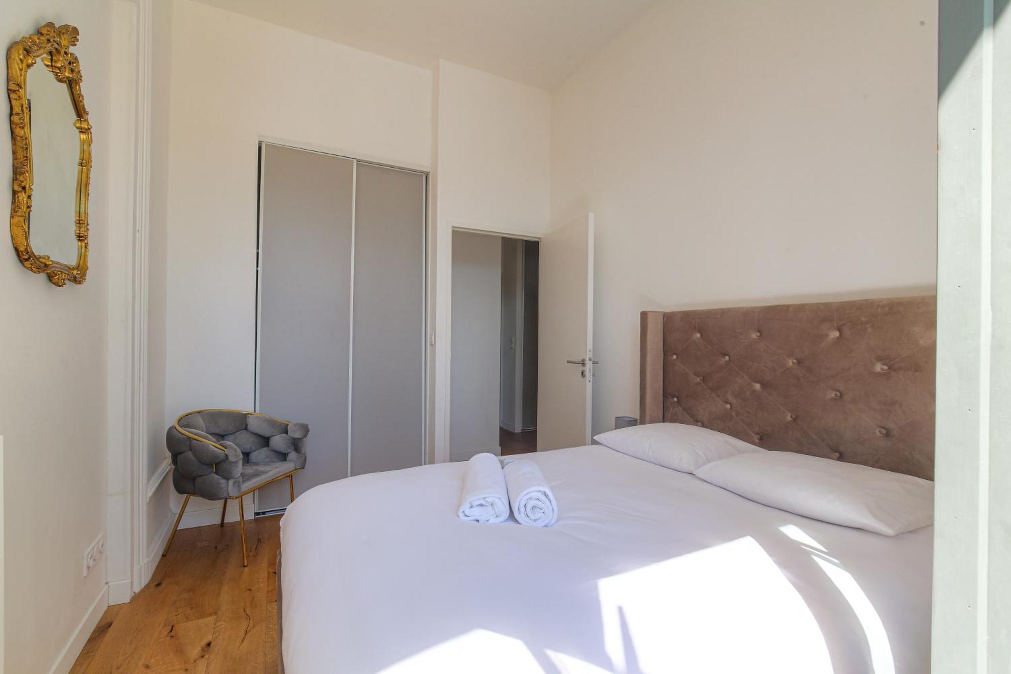 Chateau Ecully - Appartement 2 Chambres - Terrasse & Parking Exterior photo