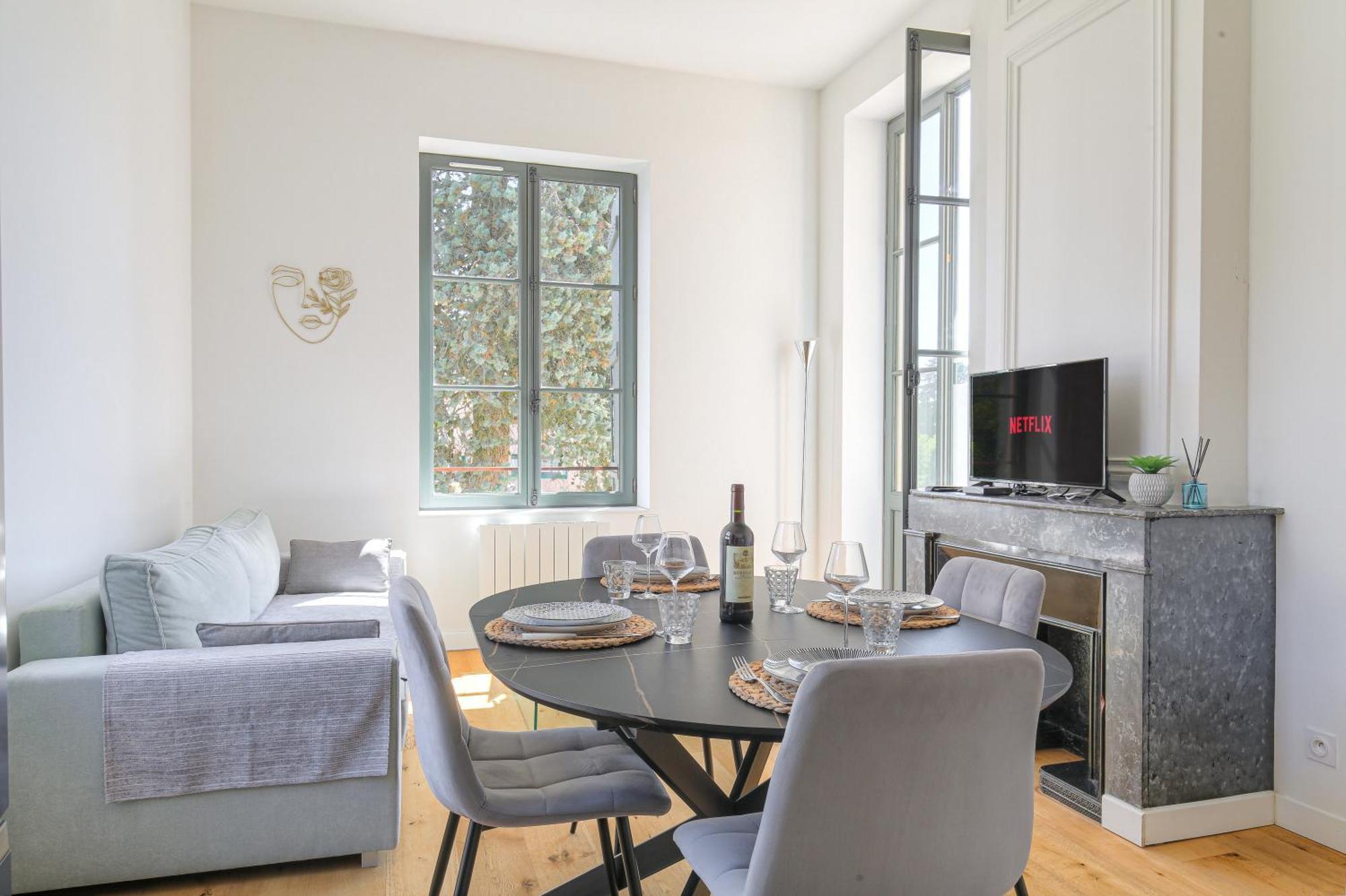 Chateau Ecully - Appartement 2 Chambres - Terrasse & Parking Exterior photo